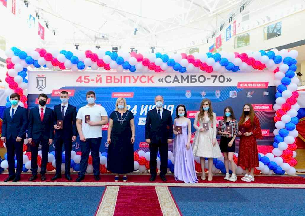 Вручение аттестатов выпускникам 