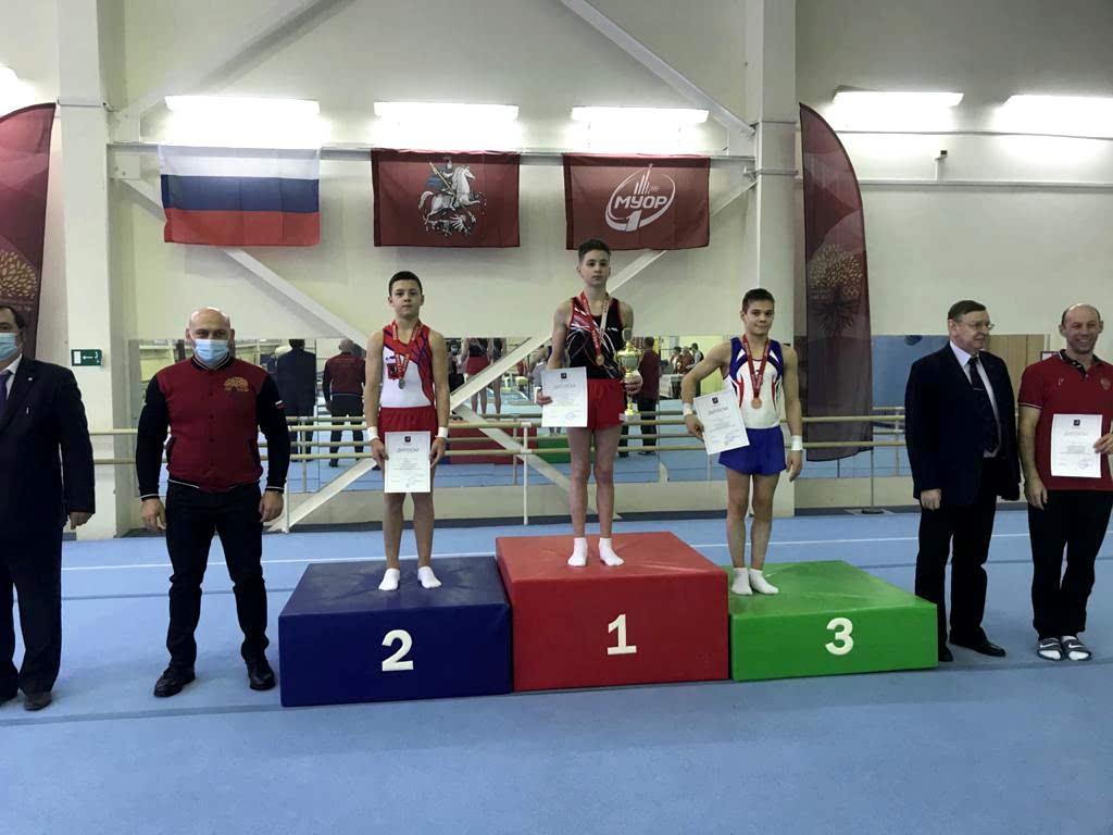 Спортсмены Первенство Алматы по спортивной гимнастике среди юниоров и юниорок